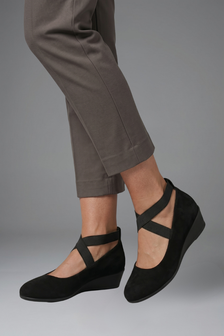 Sapatos rasos ortopédicos femininos slip-on com elásticos cruzados e bico redondo