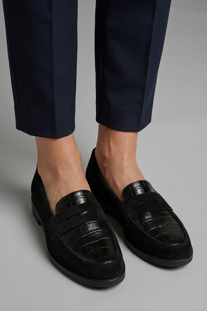 Mocassins ortopédicos femininos sola plana biqueira arredondada painel texturizado crocodilo