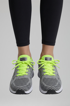 Sapatilhas ortopédicas femininas para caminhada com atacadores e malha respirável