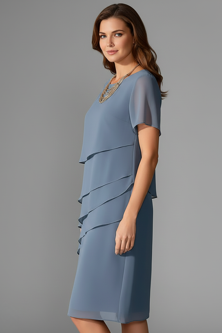 Vestido feminino manga curta com painel frontal em camadas e corte reto até o joelho