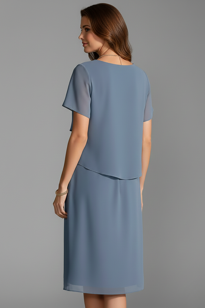 Vestido feminino manga curta com painel frontal em camadas e corte reto até o joelho
