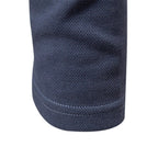 Polo homem confortável disponível em azul bege verde e cinzento escuro