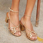 Sandálias femininas douradas salto quadrado com tiras finas metálicas e tira no tornozelo
