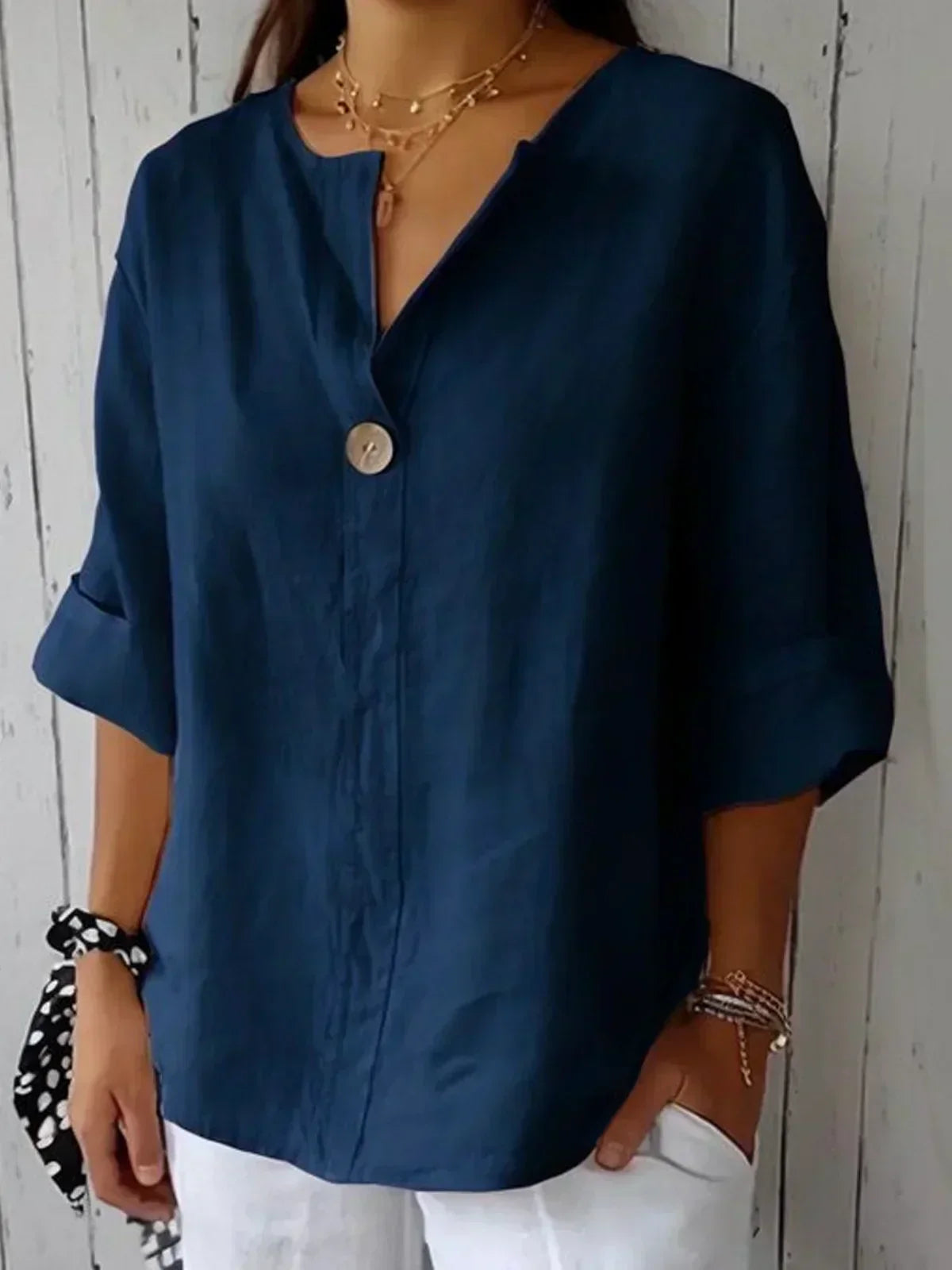 Blusa feminina decote V com botão decorativo corte amplo tecido leve