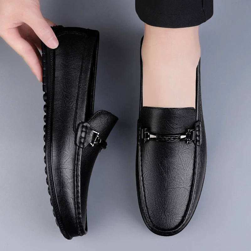 Mocassins em couro genuíno com detalhe de corda metálica e palmilha ortopédica acolchoada
