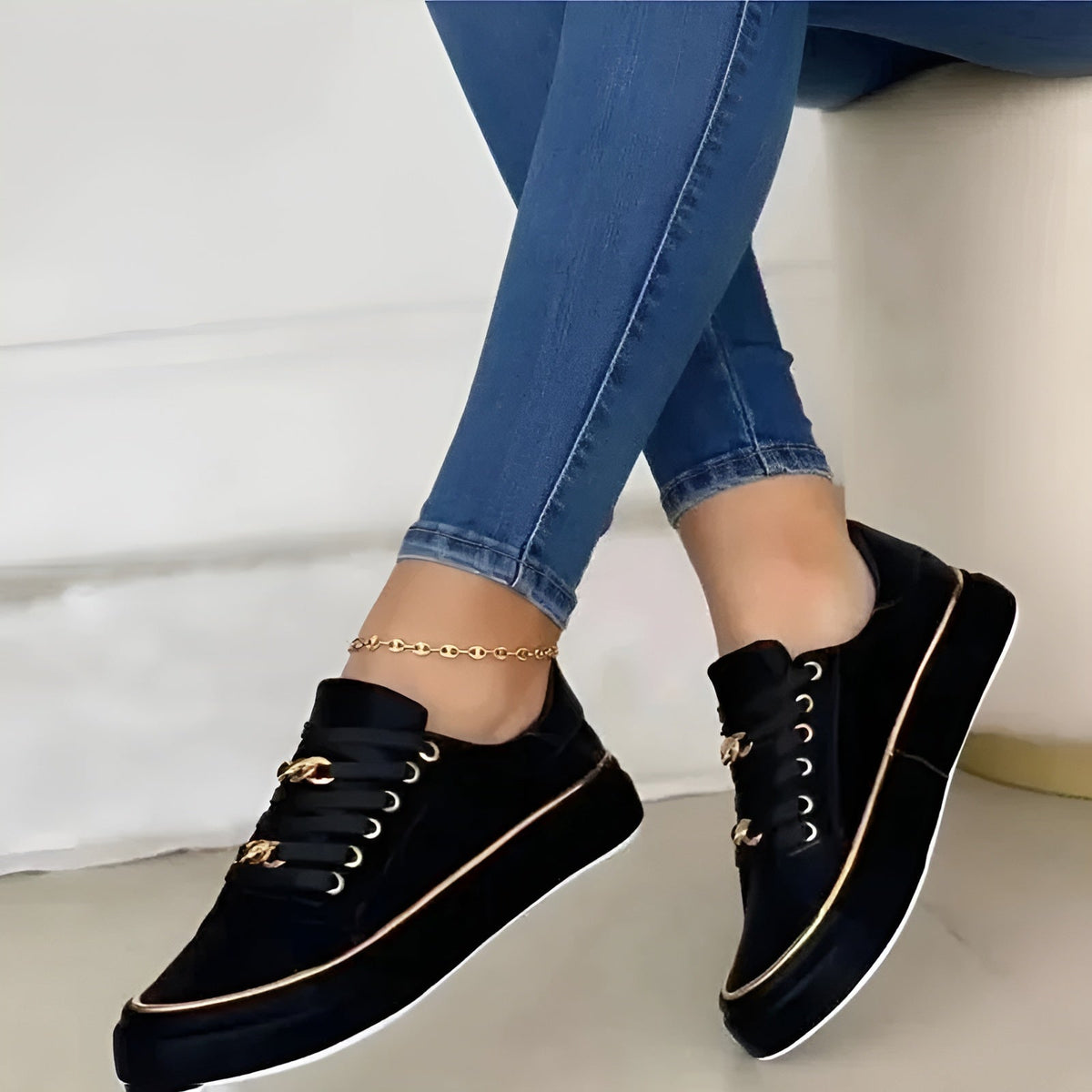 Sapatilhas femininas com atacadores e detalhes dourados uso casual diário