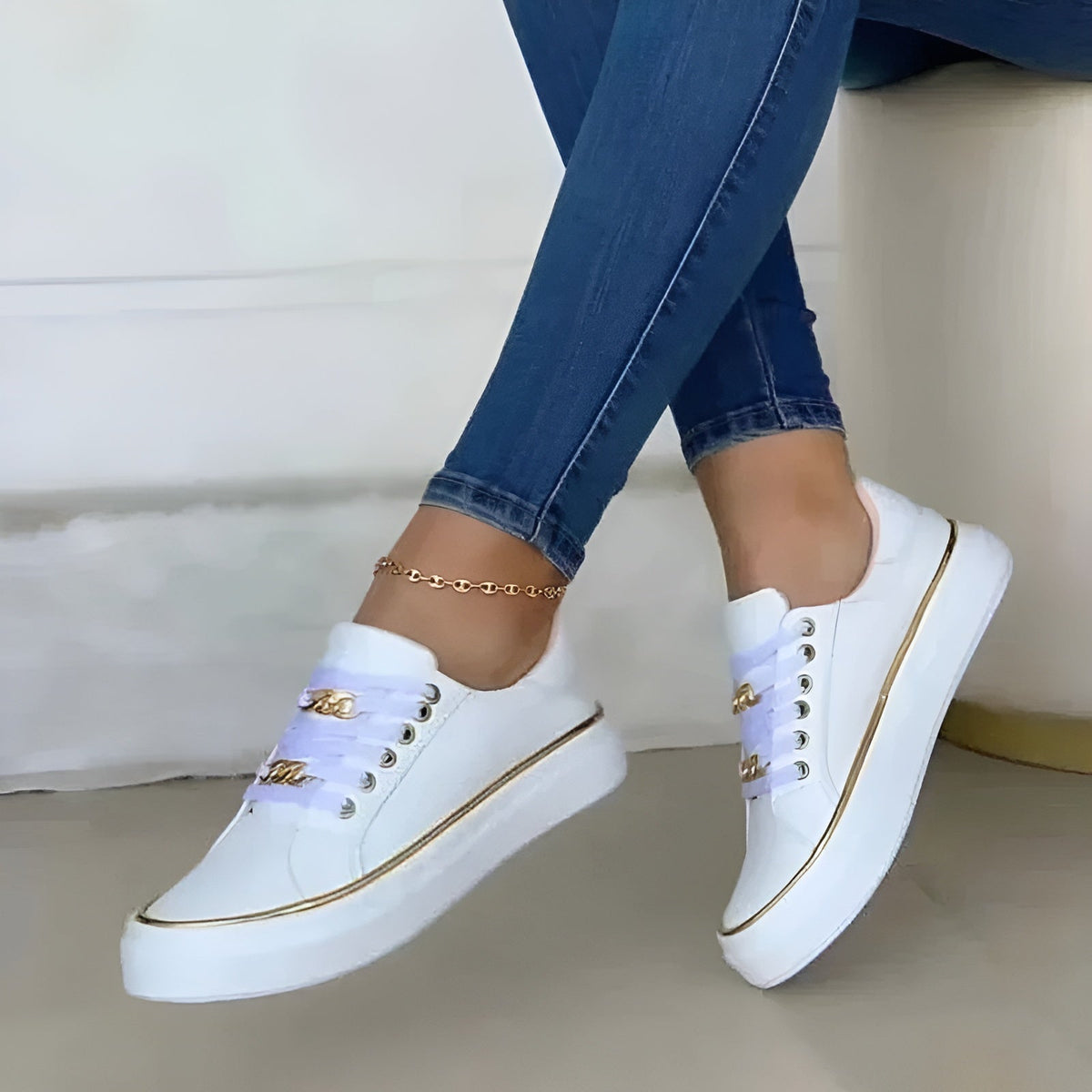 Sapatilhas femininas com atacadores e detalhes dourados uso casual diário