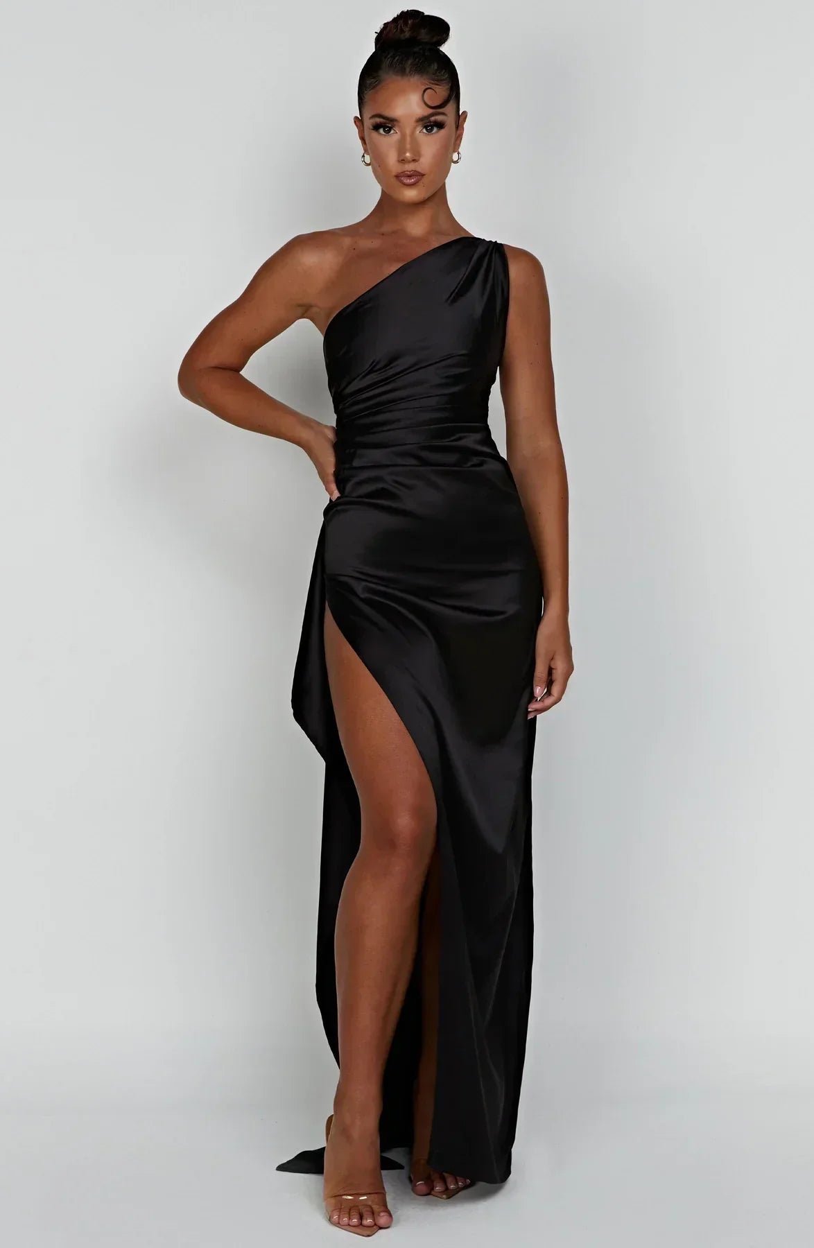Vestido de cetim noite assimétrico ombro único com fenda lateral
