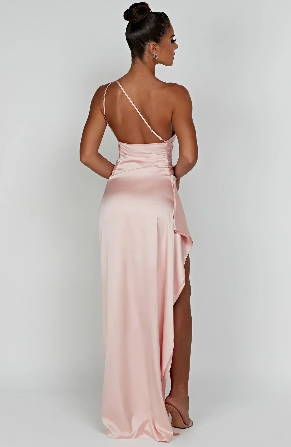 Vestido de cetim noite assimétrico ombro único com fenda lateral