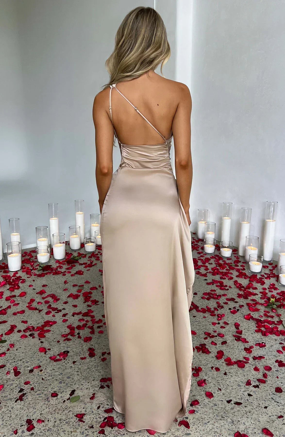 Vestido de cetim noite assimétrico ombro único com fenda lateral