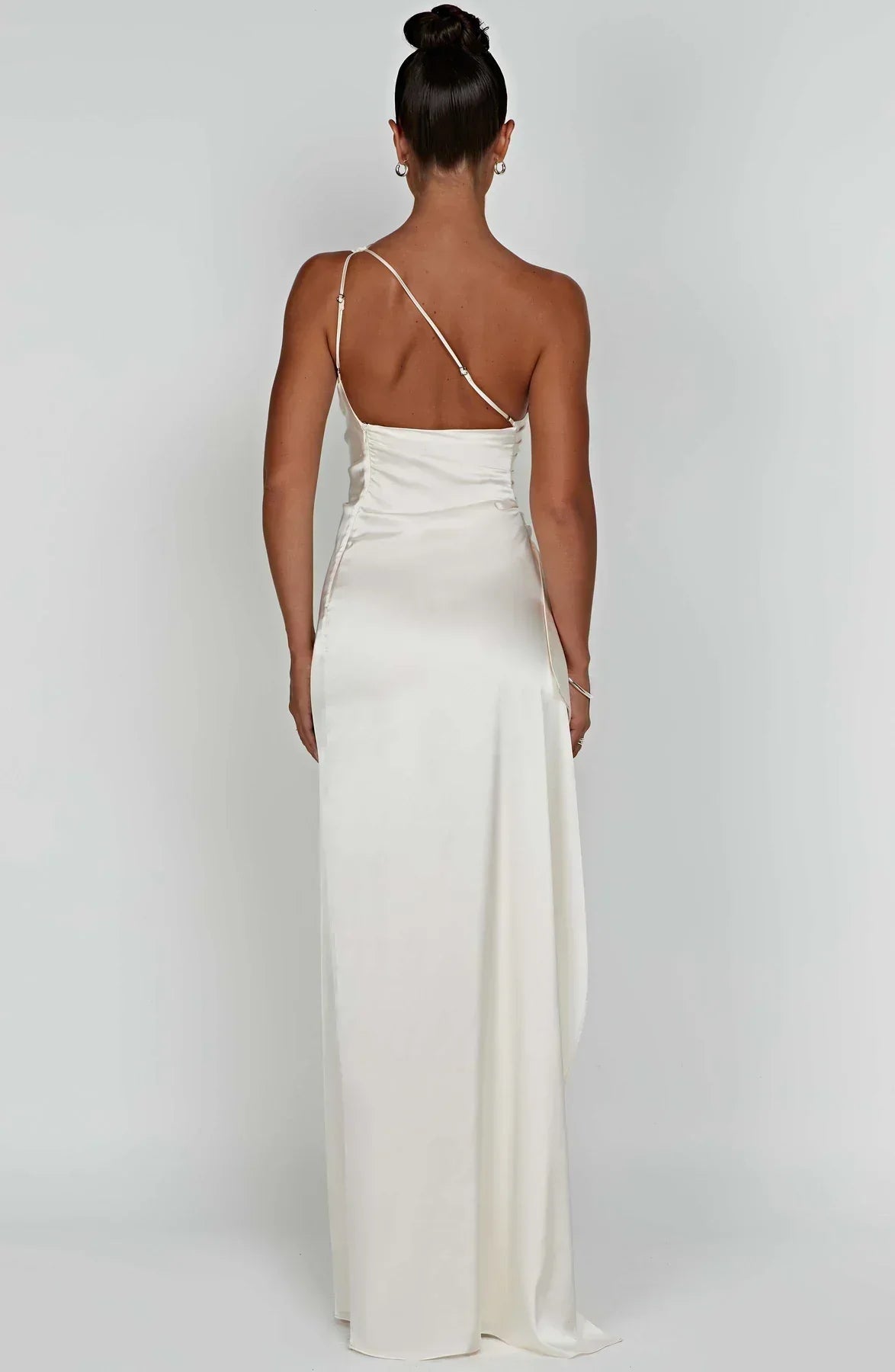 Vestido de cetim noite assimétrico ombro único com fenda lateral