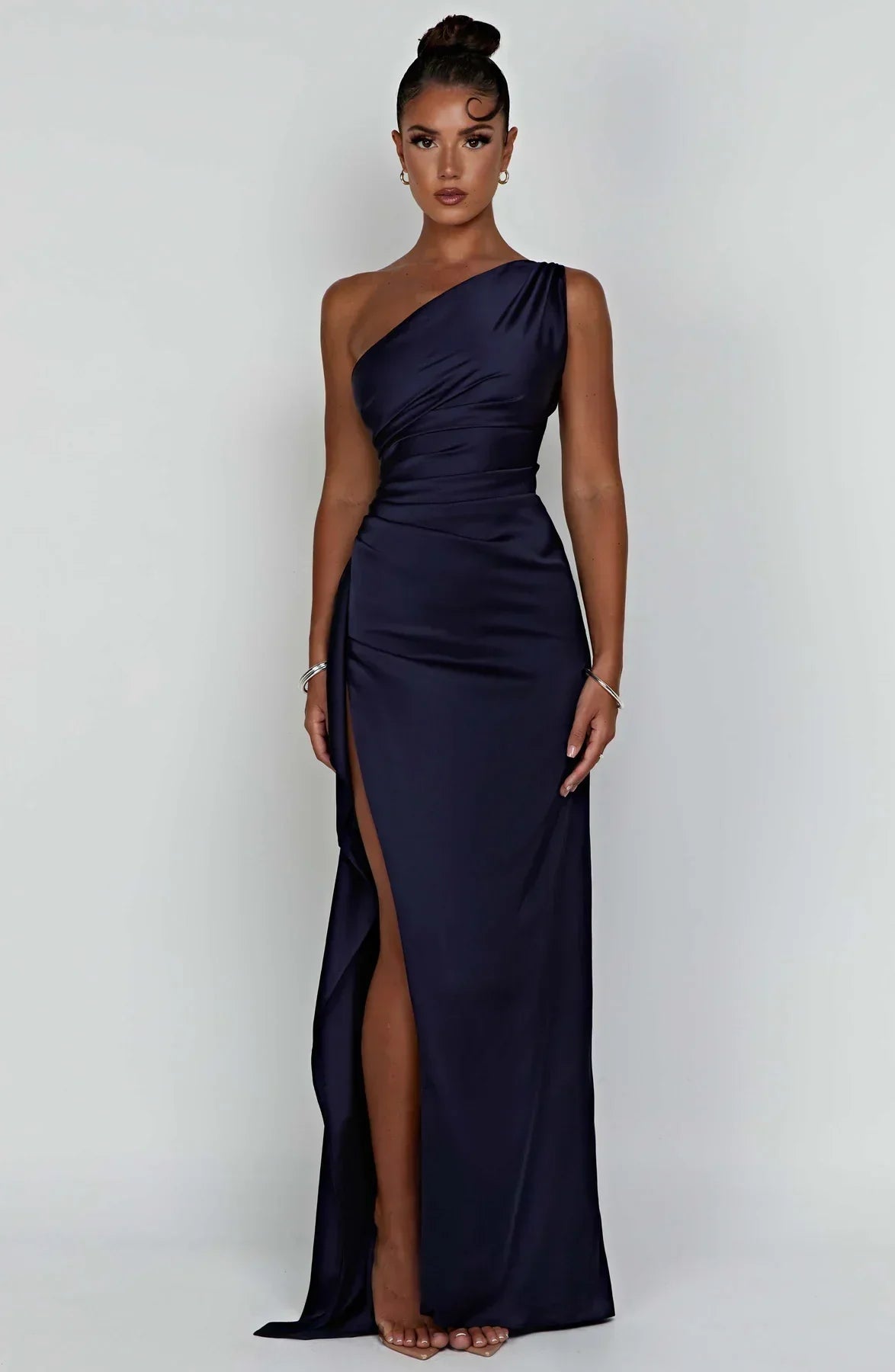 Vestido de cetim noite assimétrico ombro único com fenda lateral