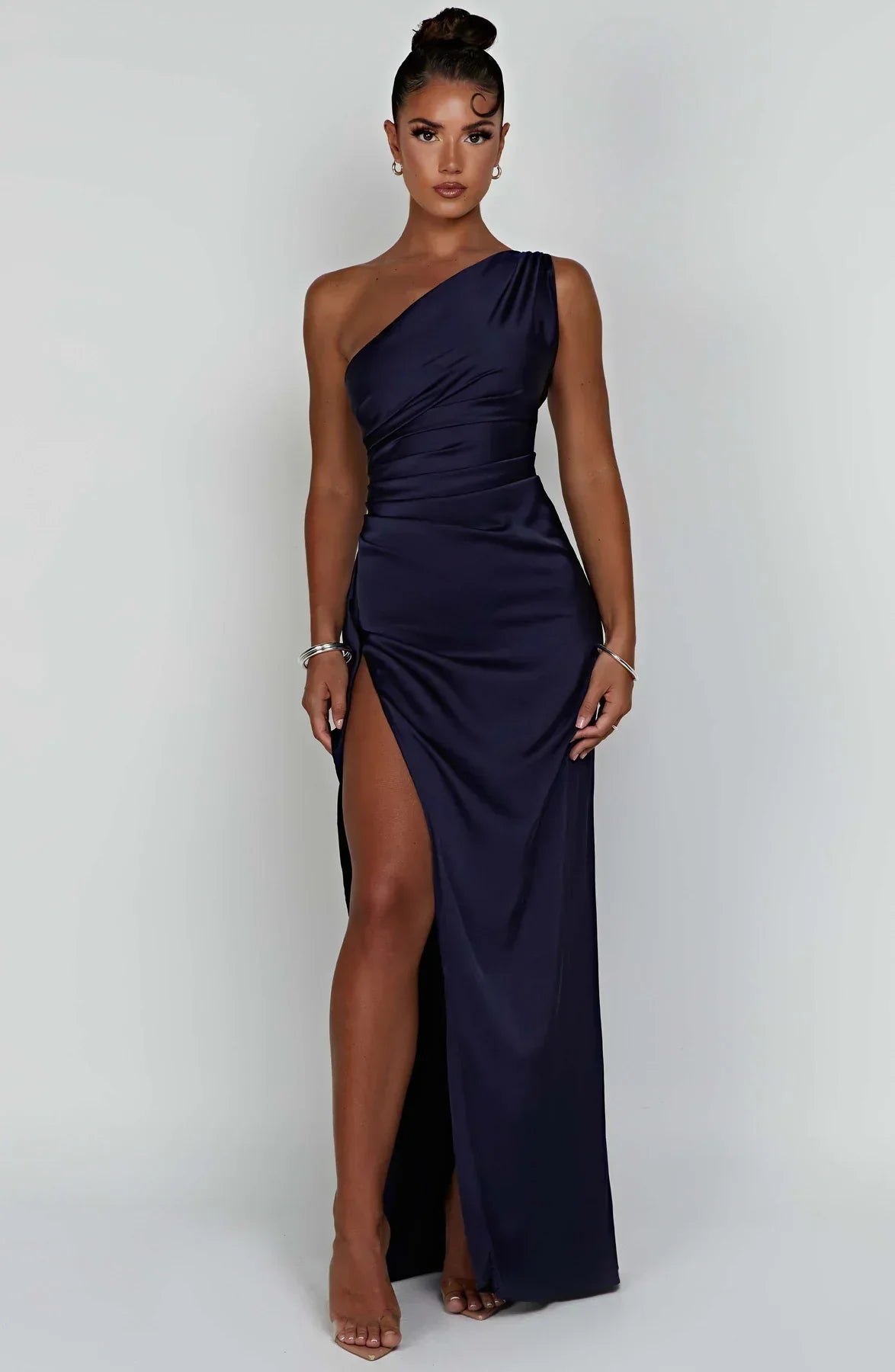 Vestido de cetim noite assimétrico ombro único com fenda lateral
