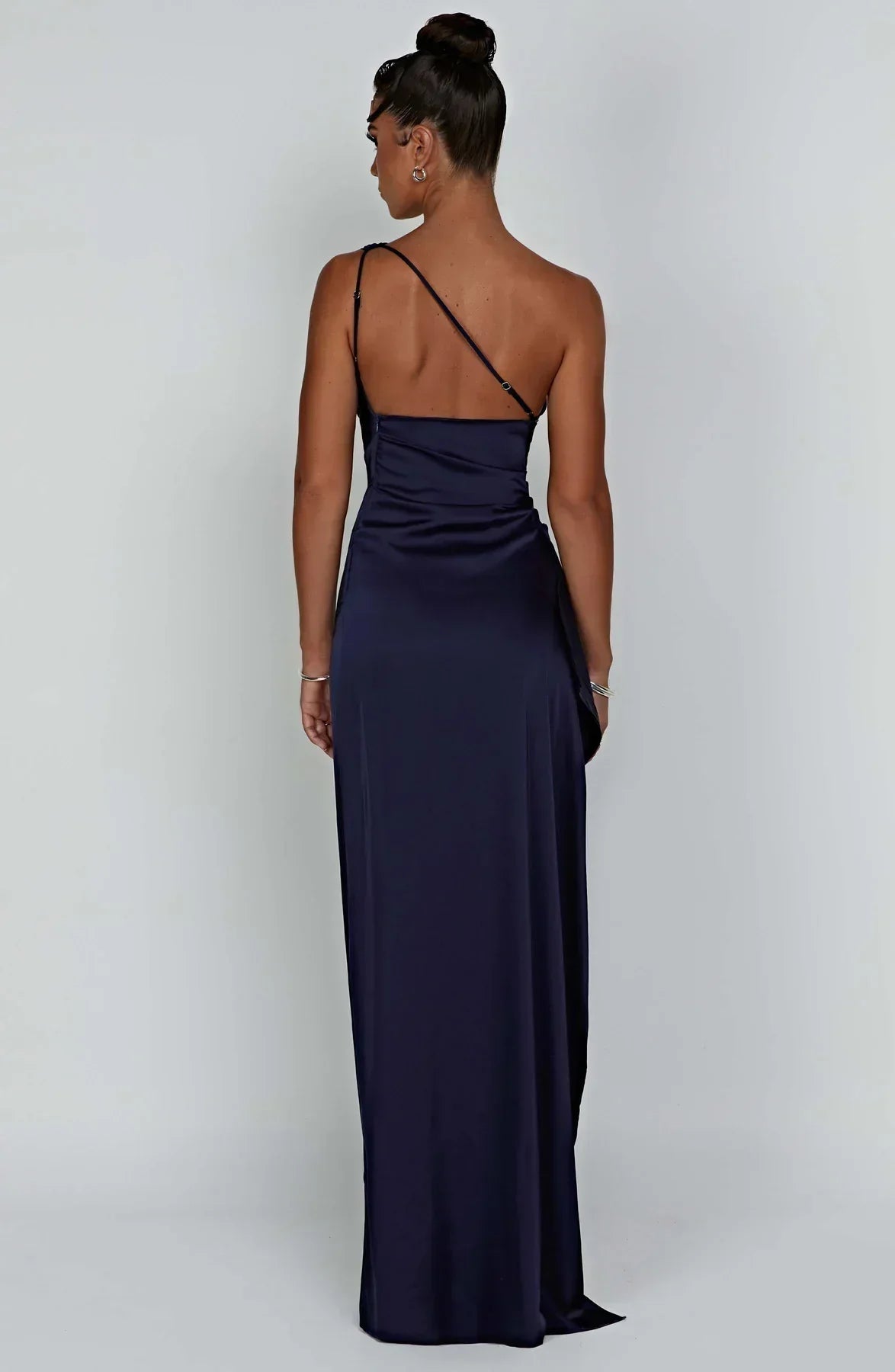 Vestido de cetim noite assimétrico ombro único com fenda lateral