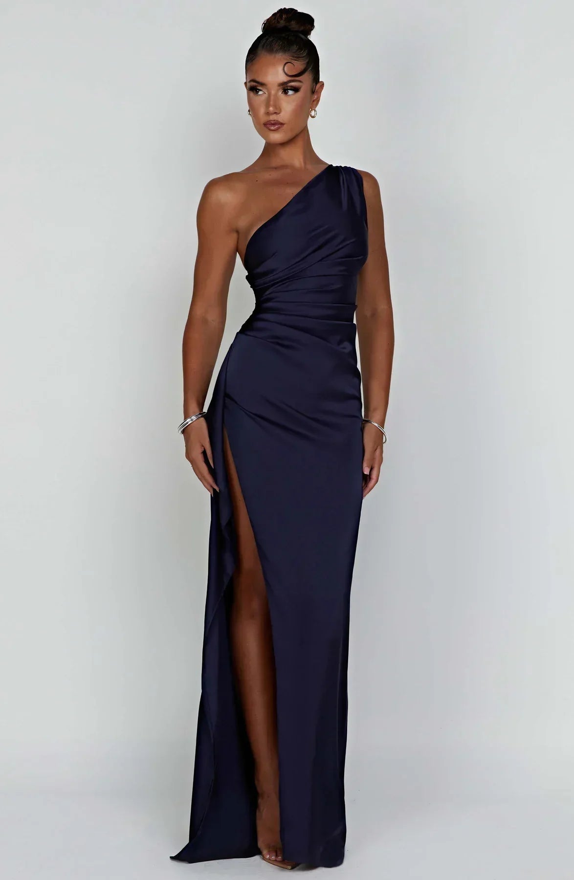 Vestido de cetim noite assimétrico ombro único com fenda lateral