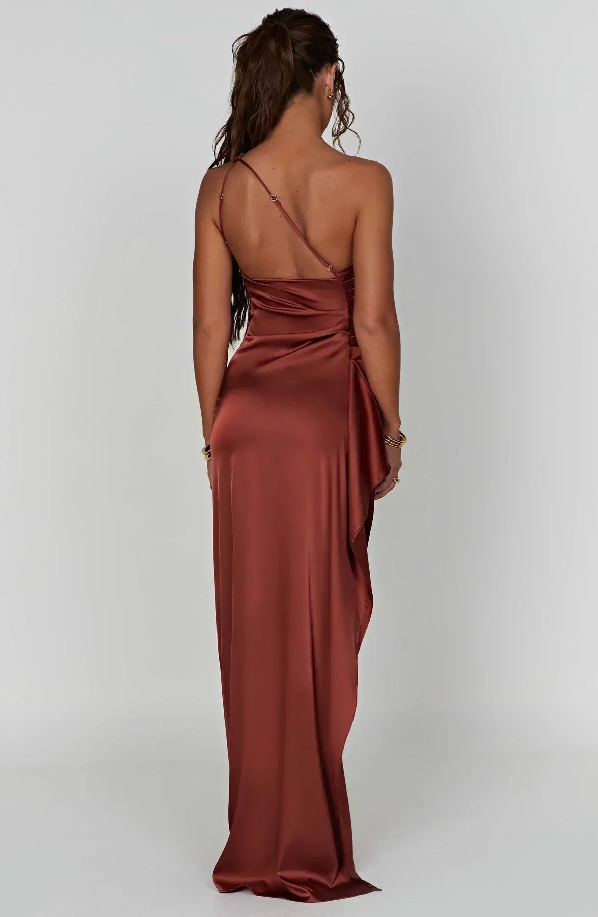 Vestido de cetim noite assimétrico ombro único com fenda lateral