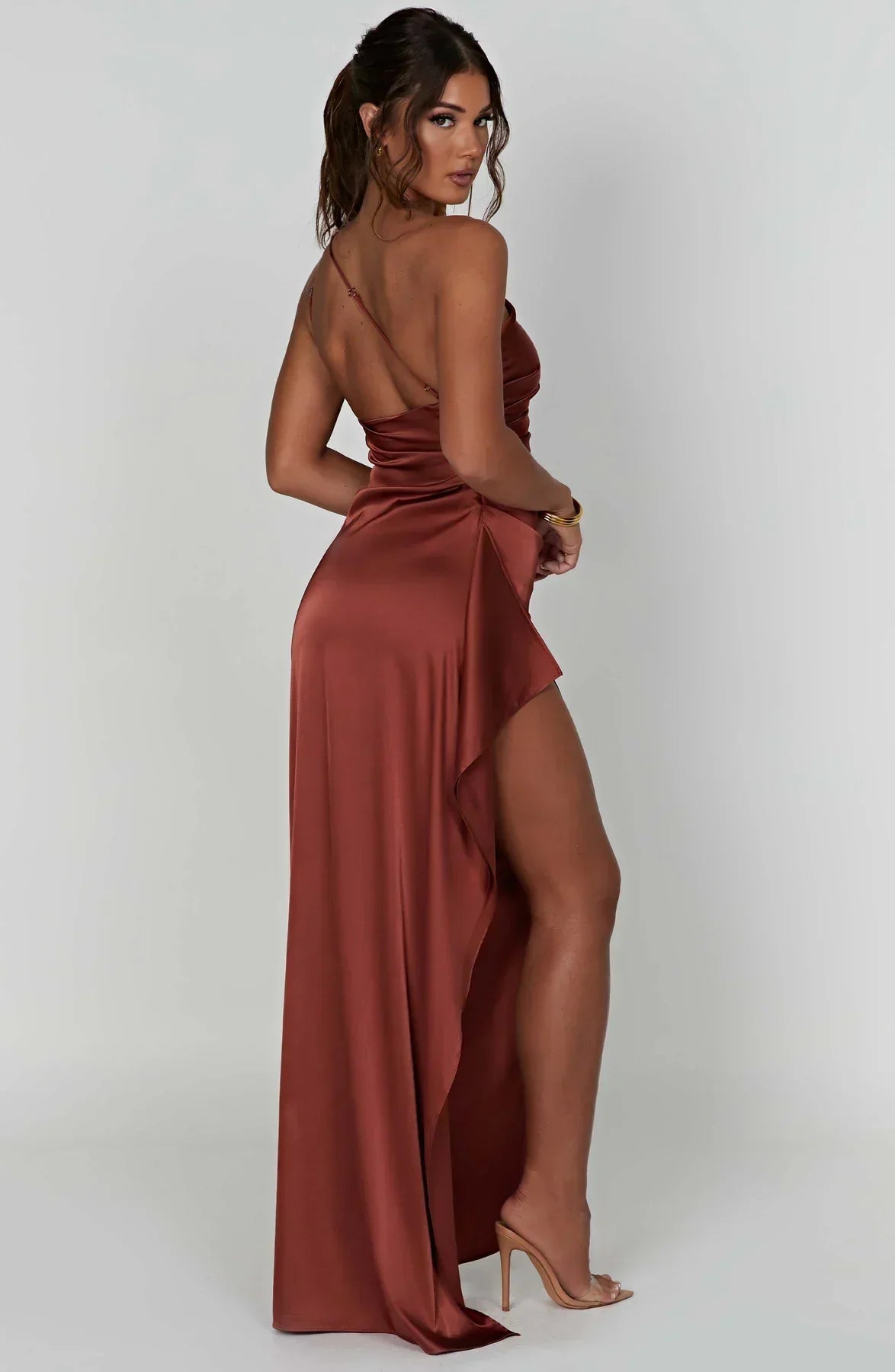 Vestido de cetim noite assimétrico ombro único com fenda lateral