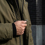 Sobretudo masculino longo resistente ao vento com capuz e fecho completo