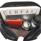 Mochila feminina minimalista couro vegano com alças acolchoadas e ferragens douradas