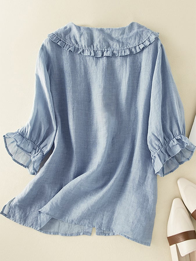 Blusa feminina gola folhada com botões frontais e mangas fluidas