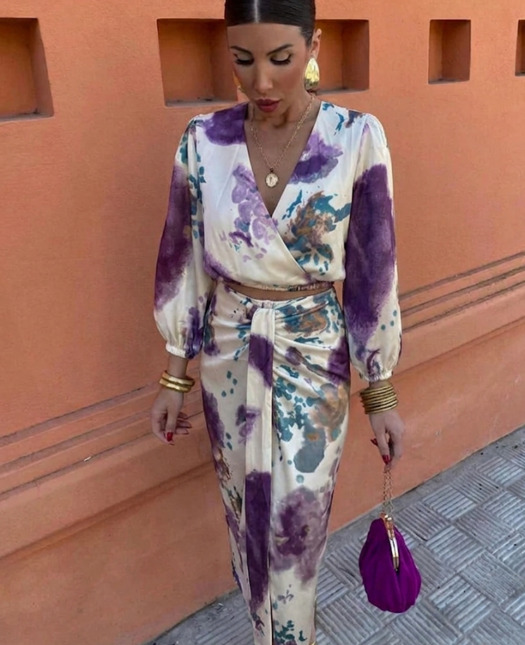 Conjunto feminino blusa e saia floral com decote em V corte fluido