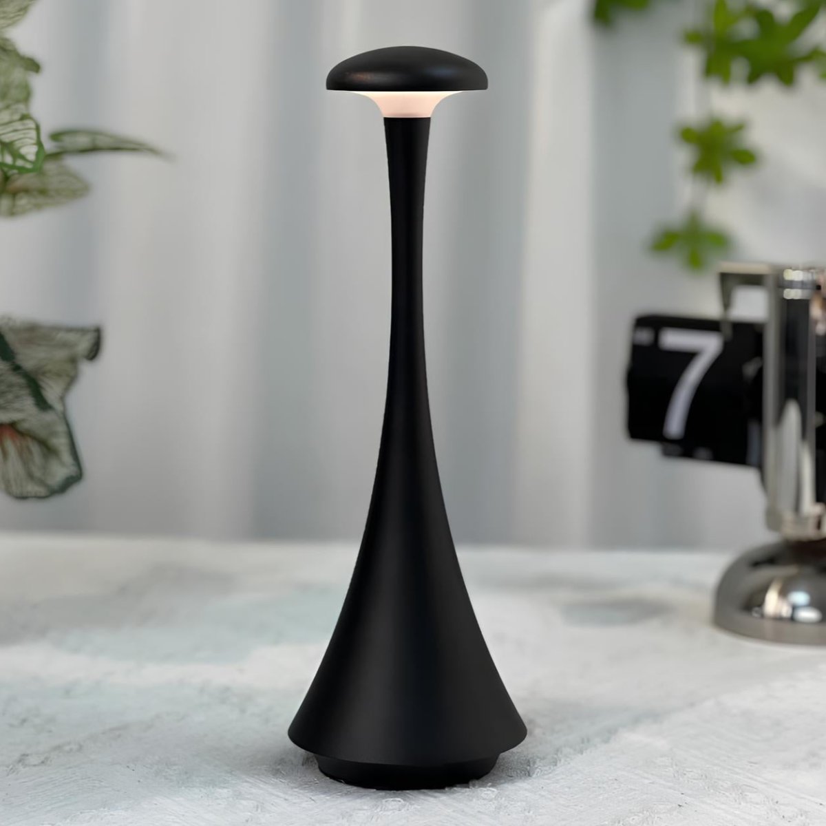 Candeeiro de mesa recarregável com toque sensitivo e luz regulável em alumínio