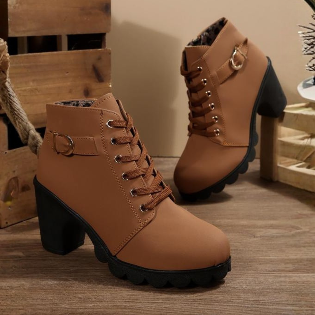 Botins de salto bloco com atacadores e fivela lateral