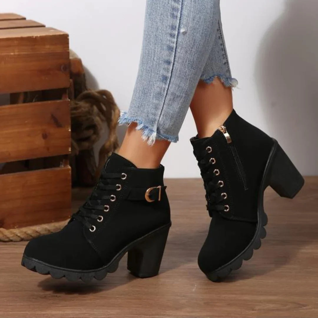 Botins de salto bloco com atacadores e fivela lateral