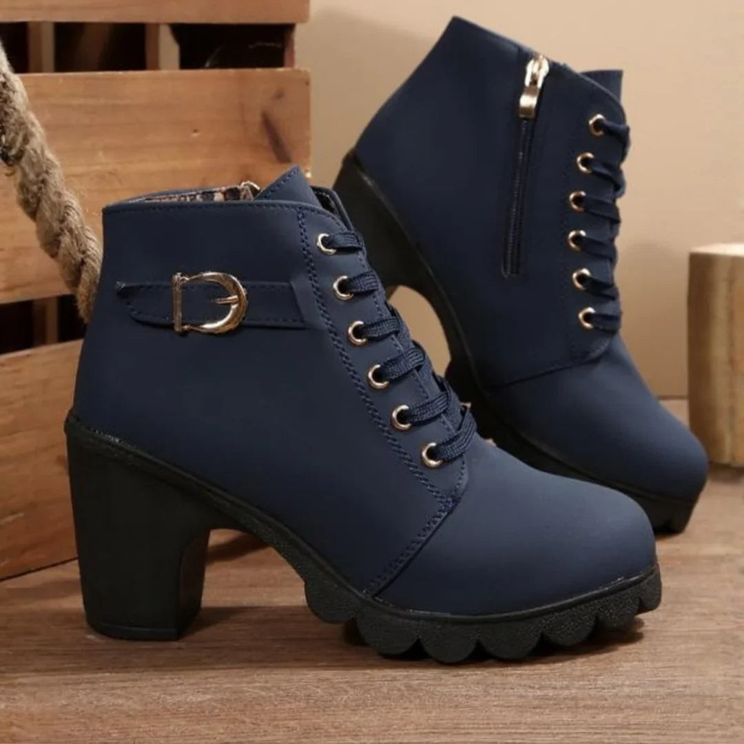 Botins de salto bloco com atacadores e fivela lateral