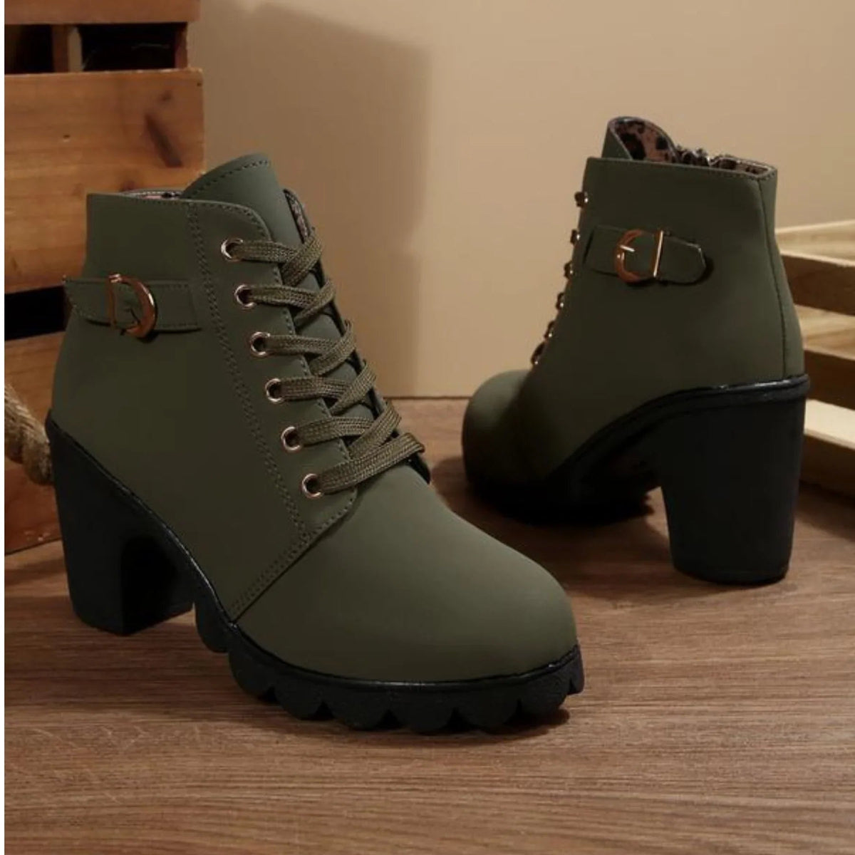 Botins de salto bloco com atacadores e fivela lateral