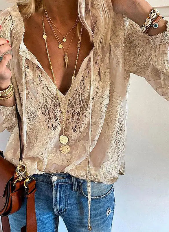 Blusa feminina boho com decote recortado modelagem fluida