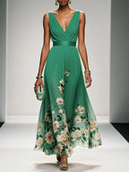 Vestido floral convidada de casamento com decote V e silhueta evasê fluida