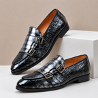 Mocassim homem couro double monk strap com relevo de crocodilo e bico amendoado