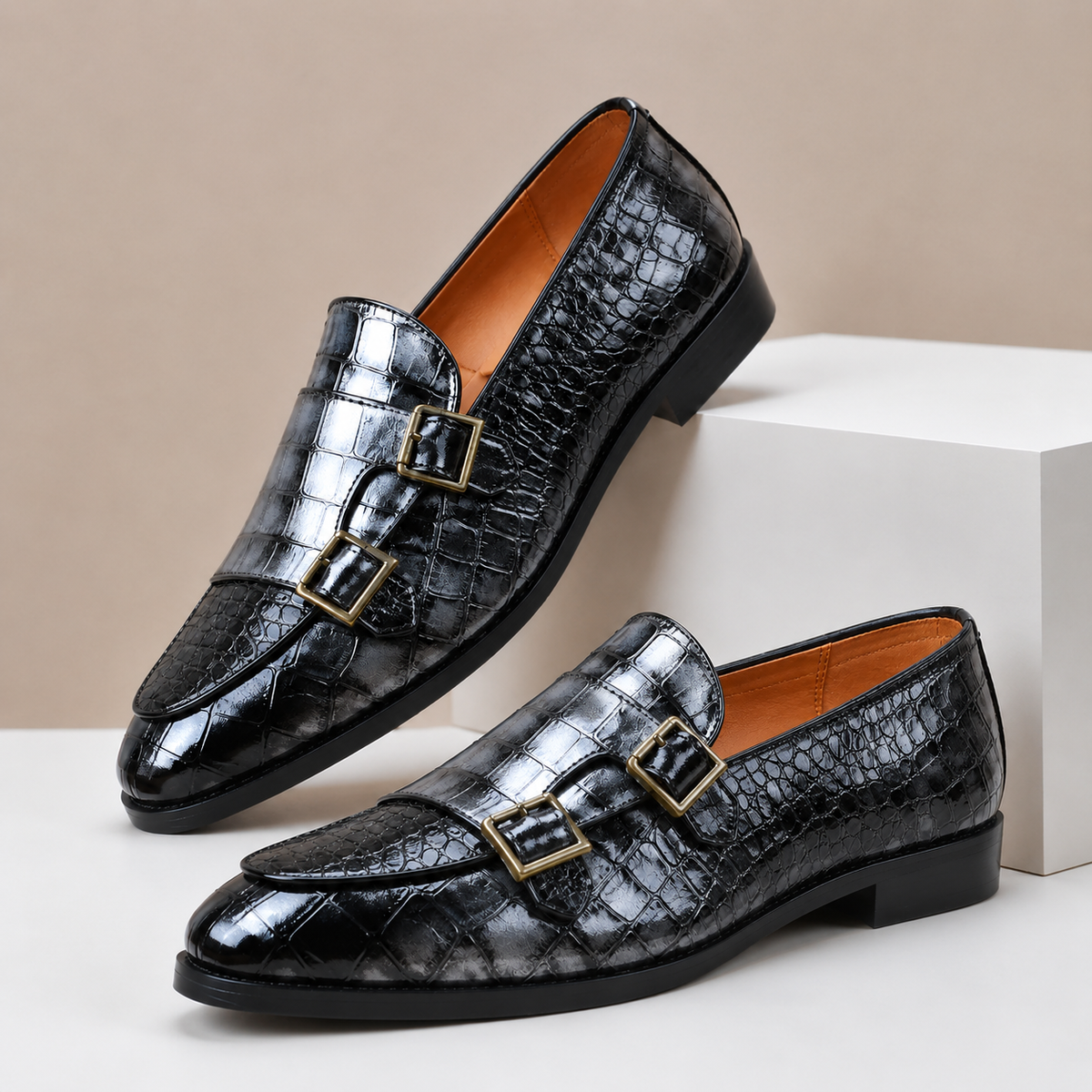 Mocassim homem couro double monk strap com relevo de crocodilo e bico amendoado