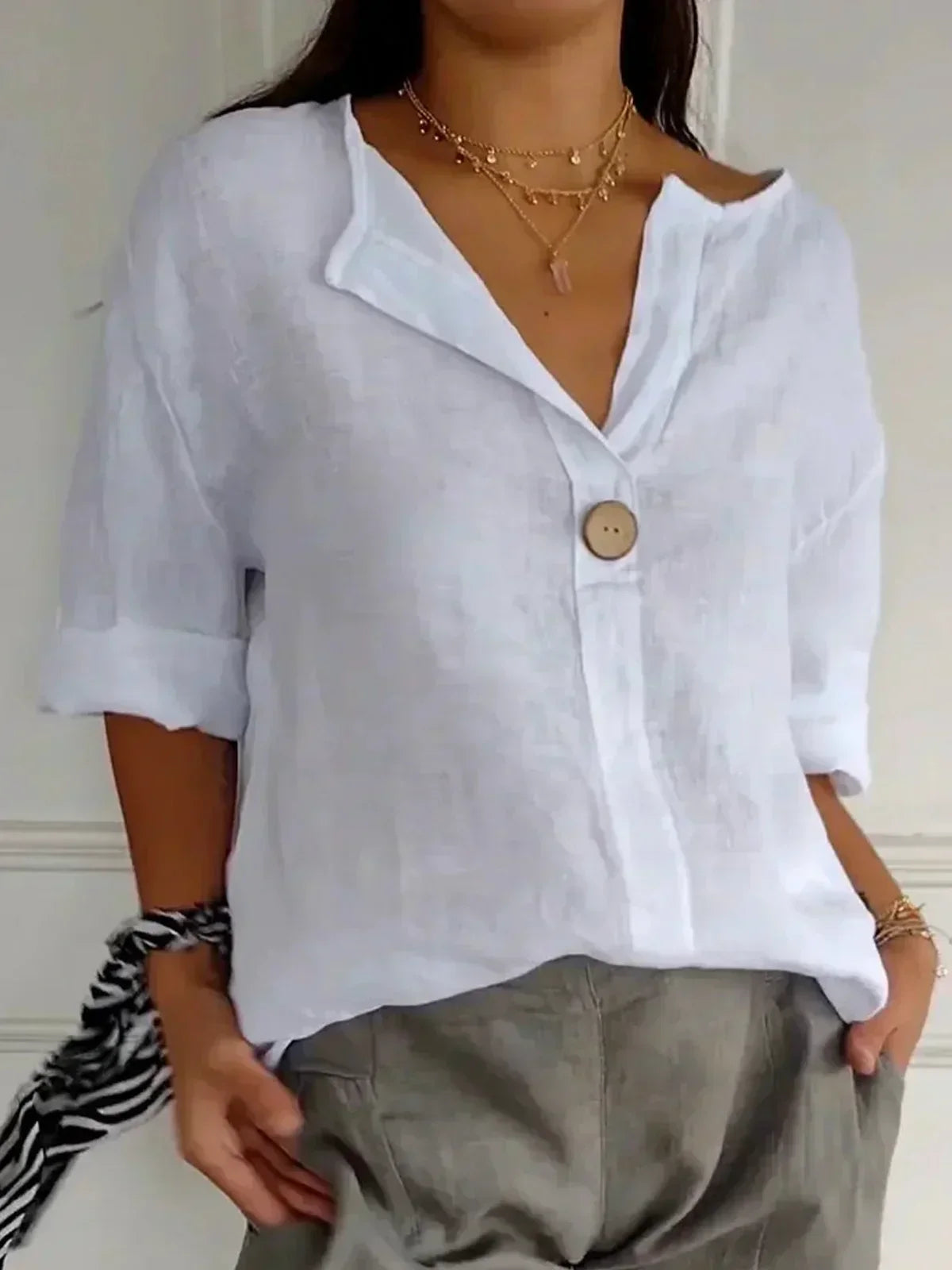 Blusa feminina decote V com botão decorativo corte amplo tecido leve