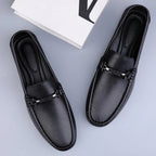 Mocassins em couro genuíno com detalhe de corda metálica e palmilha ortopédica acolchoada
