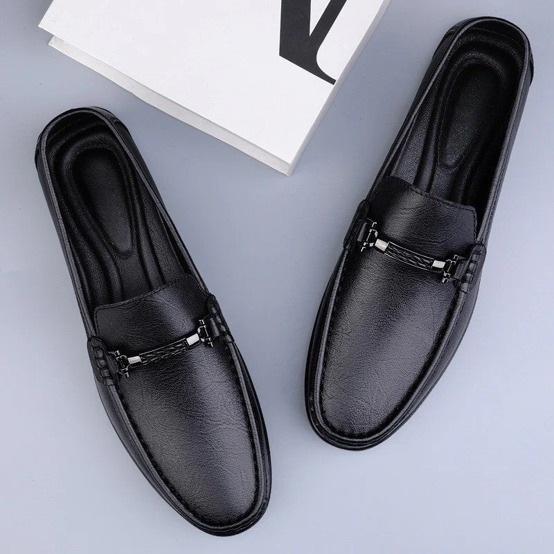 Mocassins em couro genuíno com detalhe de corda metálica e palmilha ortopédica acolchoada
