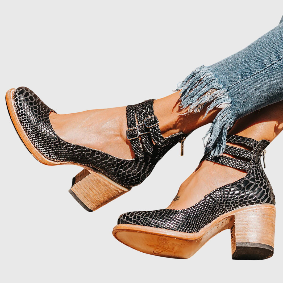 Botas femininas tornozelo salto bloco com fivelas decorativas