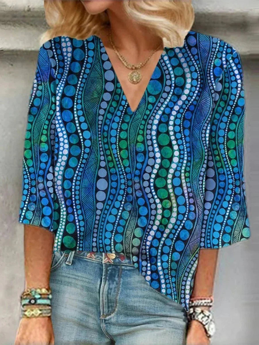 Blusa feminina azul com decote em V e estampa poá abstrata, corte relaxed
