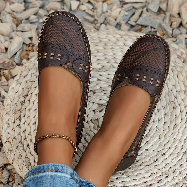Mulheres loafers slip on perfurados confortáveis em cores neutras