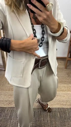 Conjunto feminino de blazer e calça slim, look executivo com botão único e bolsos