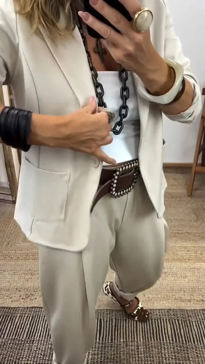 Conjunto feminino de blazer e calça slim, look executivo com botão único e bolsos