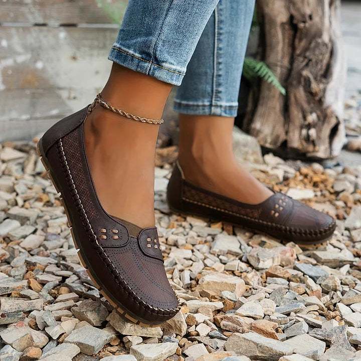 Mulheres loafers slip on perfurados confortáveis em cores neutras