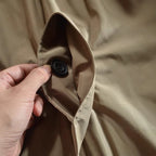 Casaco casual feminino gola alta com botões frontais e bolsos laterais corte reto