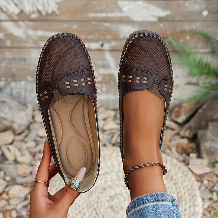Mulheres loafers slip on perfurados confortáveis em cores neutras
