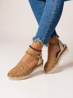 Sandálias plataforma boho crochet com tira no tornozelo em bege e castanho