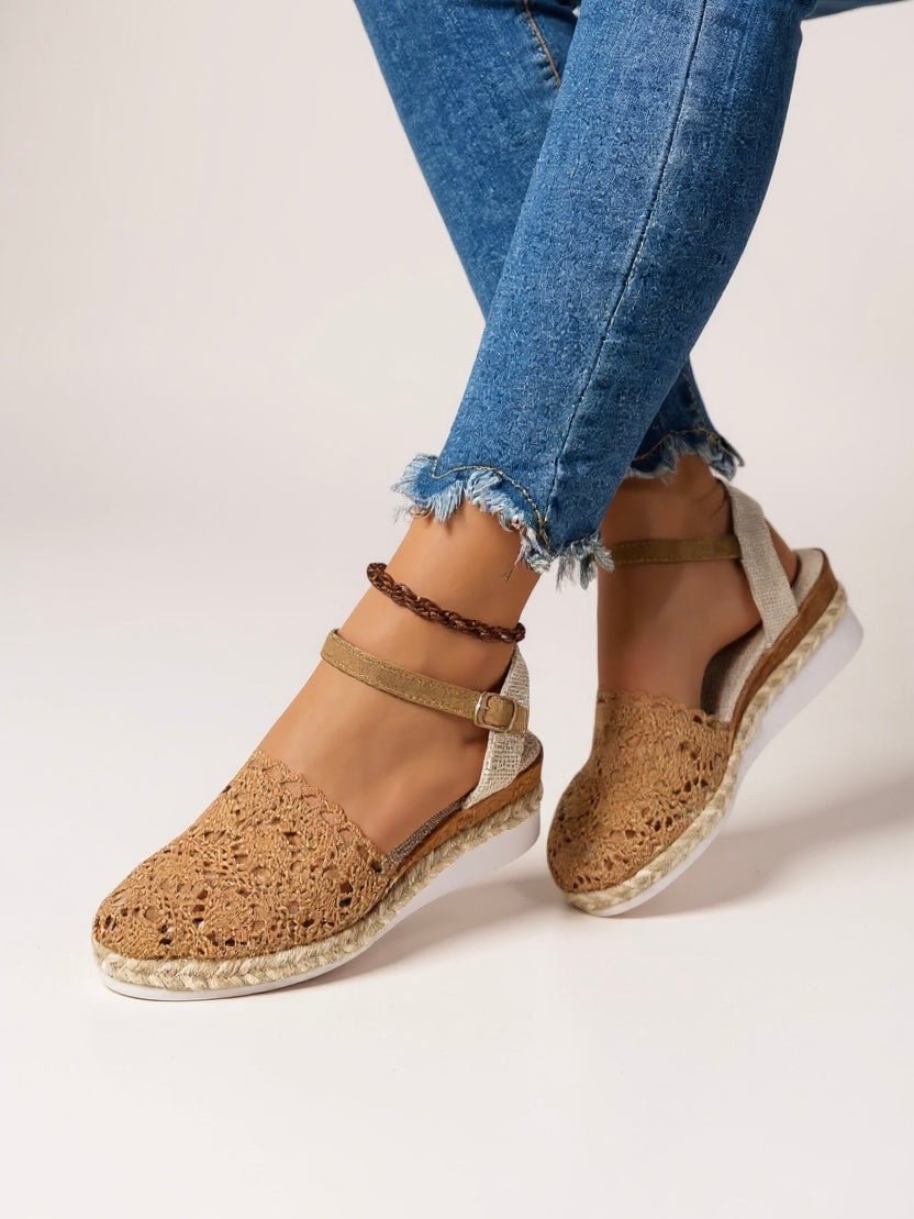 Sandálias plataforma boho crochet com tira no tornozelo em bege e castanho