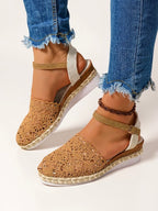 Sandálias plataforma boho crochet com tira no tornozelo em bege e castanho