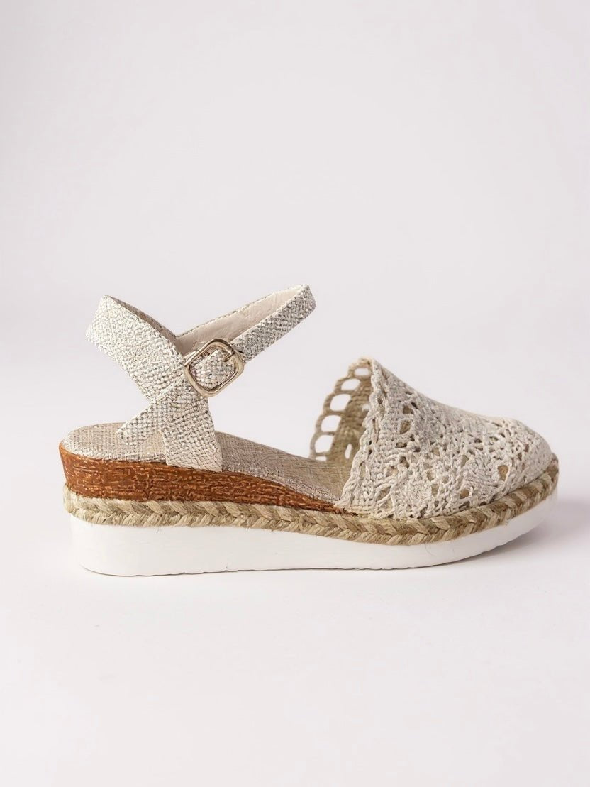 Sandálias plataforma boho crochet com tira no tornozelo em bege e castanho