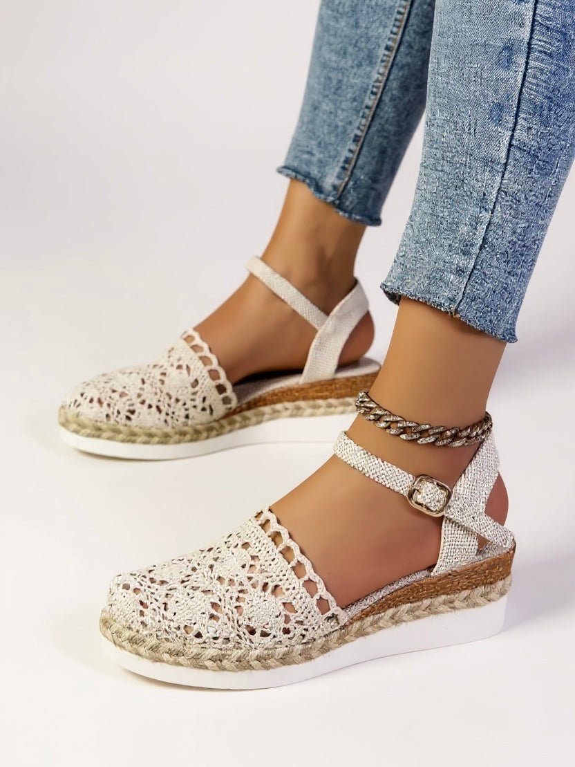 Sandálias plataforma boho crochet com tira no tornozelo em bege e castanho
